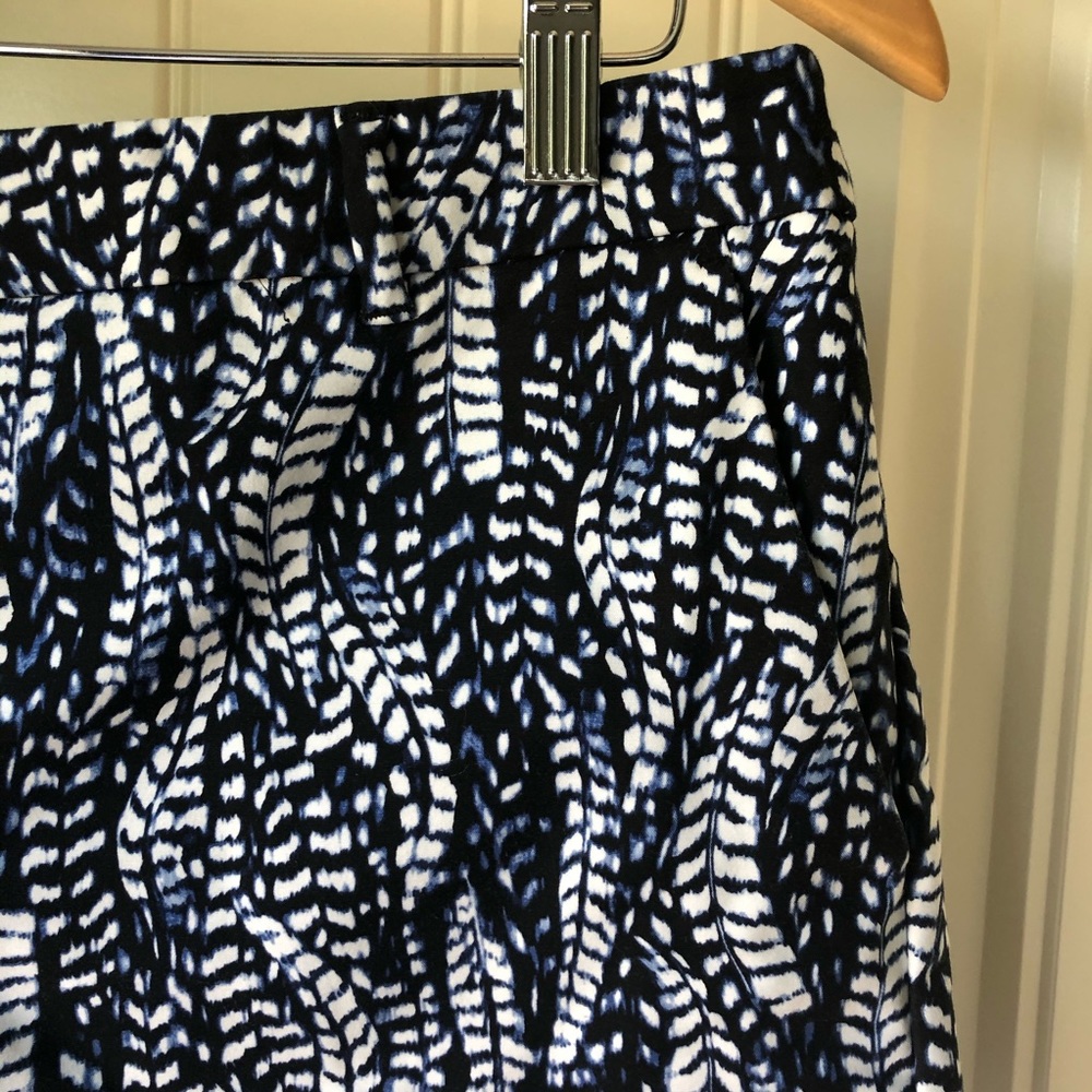 White House Black Market blue print shorts - Picture 5 of 7